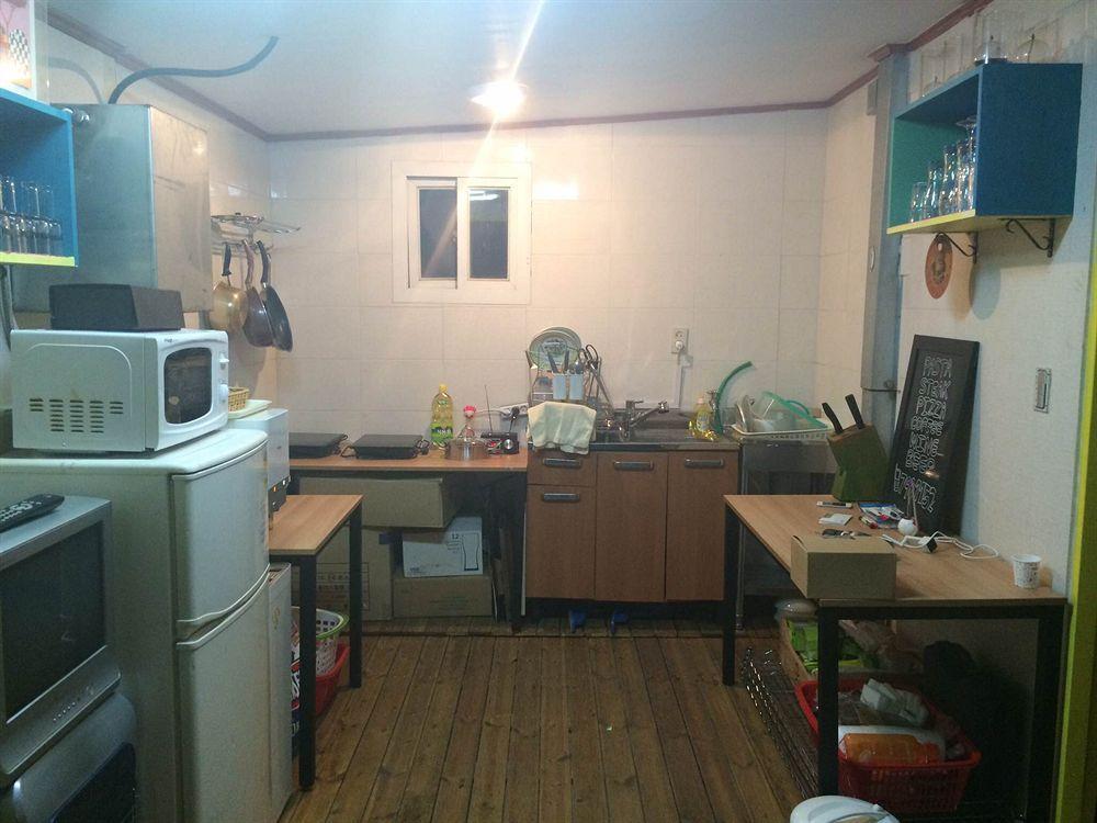 Sinchon Sisters Hostel Seoul Exteriör bild