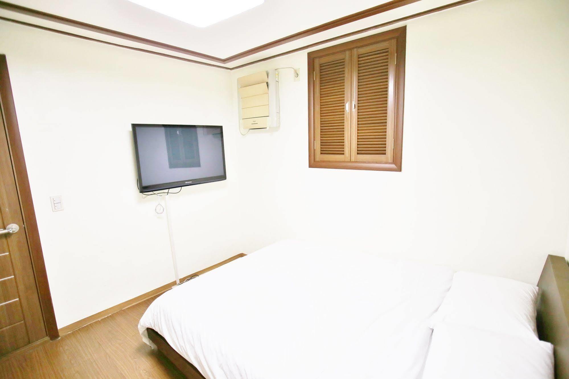 Sinchon Sisters Hostel Seoul Exteriör bild