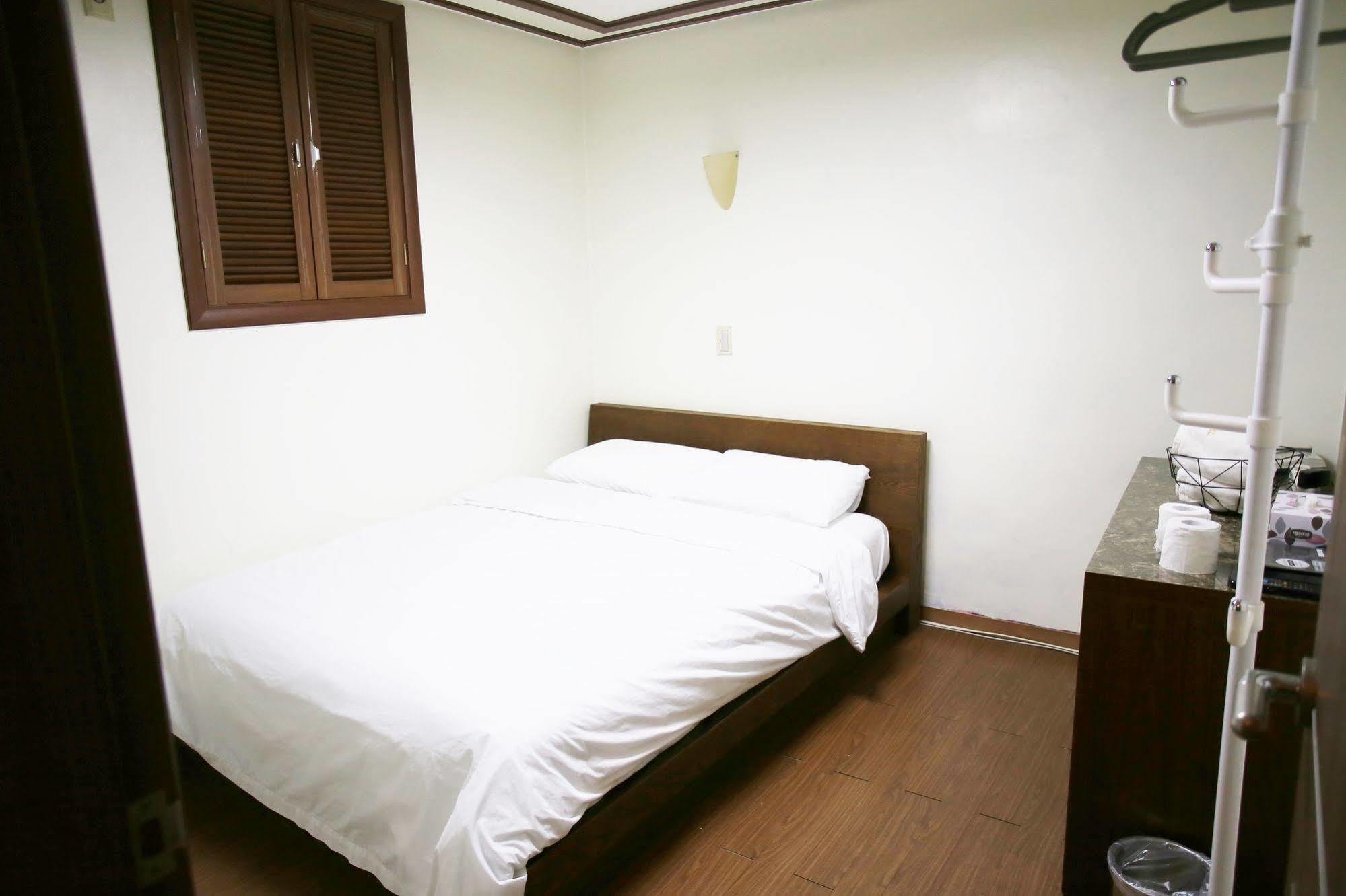 Sinchon Sisters Hostel Seoul Exteriör bild